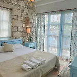 Dort Mevsim Alaçatı