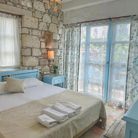 Dort Mevsim Alacati